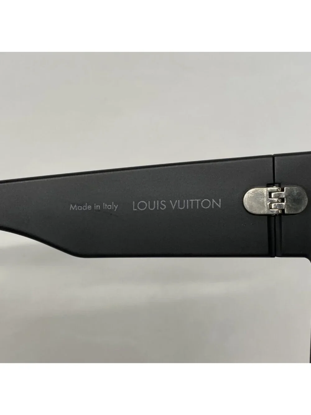 Louis Vuitton feature styling width